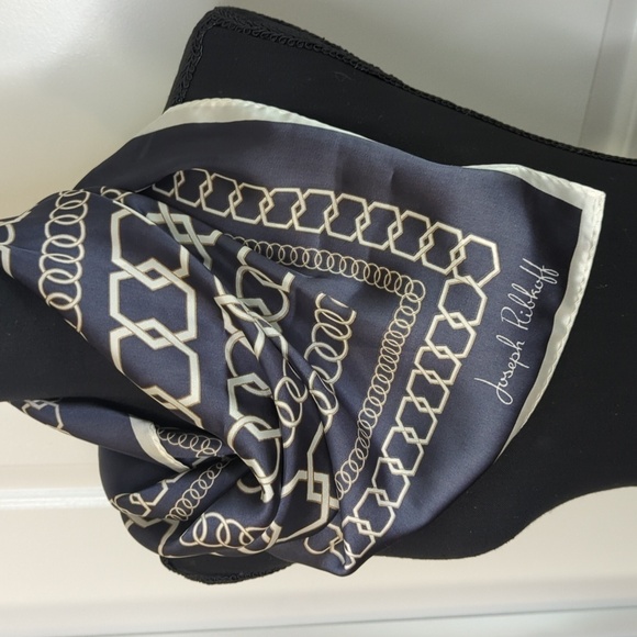 Joseph Ribkoff Scarf Gray Cream Modern Print Large Square Luxury Minimalist - Picture 6 of 12